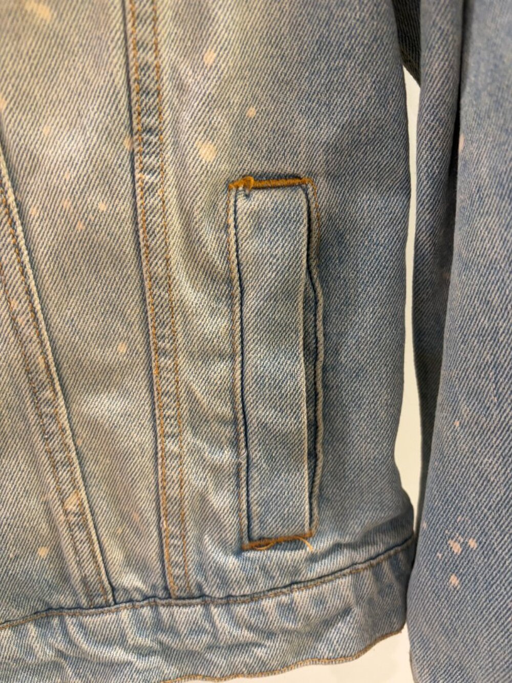 Ashley Vintage Charm Light Wash Distressed Denim Jacket Women's Medium, EUC - Picture 3 of 6